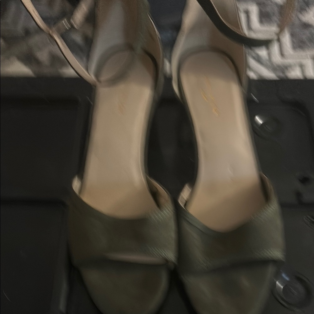 Ann Taylor Green Sandals with Open-Toe Design